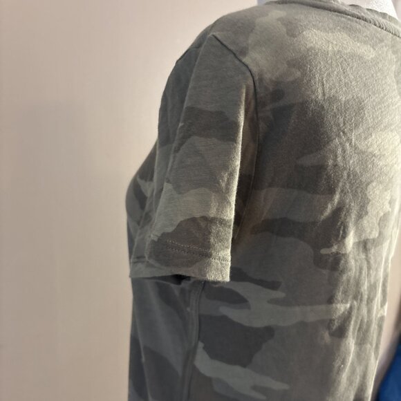 Athleta Green Camo Camouflage T-Shirt Crew Neck Short Cap Sleeve Women's Sz S - Picture 4 of 8